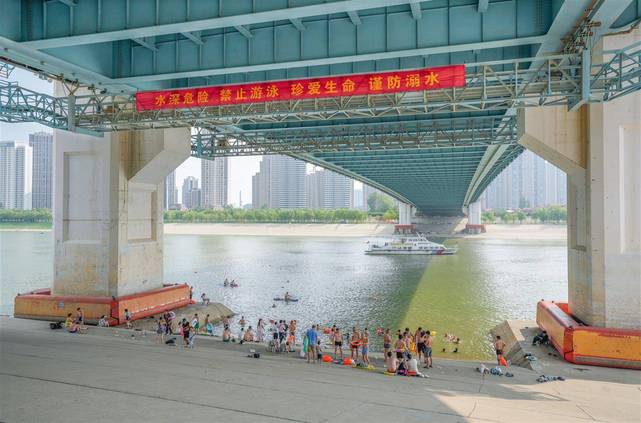 武汉多部门联合行动并提醒市民：远离两江通航水域<strong></p>
<p>BTC交易APP下载</strong>，莫让消暑变险情