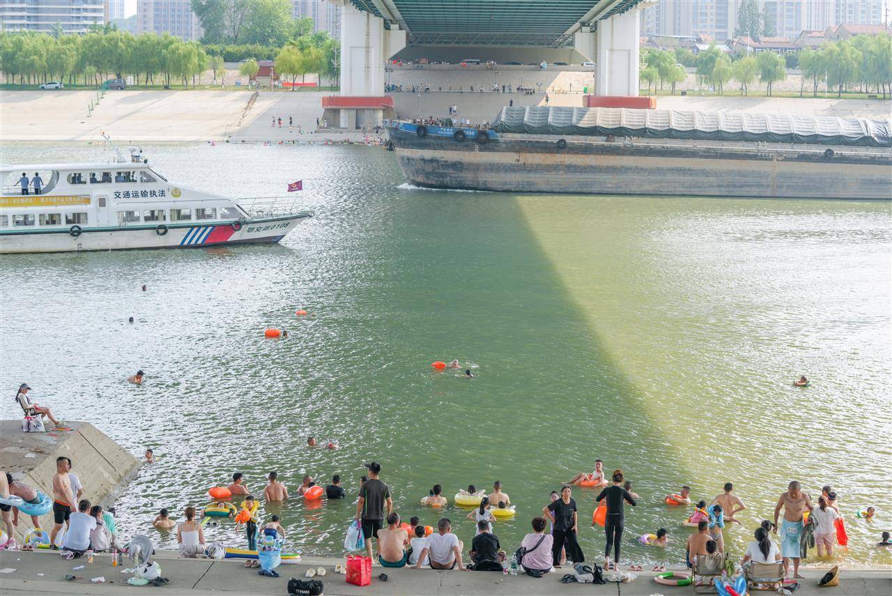 武汉多部门联合行动并提醒市民：远离两江通航水域<strong></p>
<p>BTC交易APP下载</strong>，莫让消暑变险情