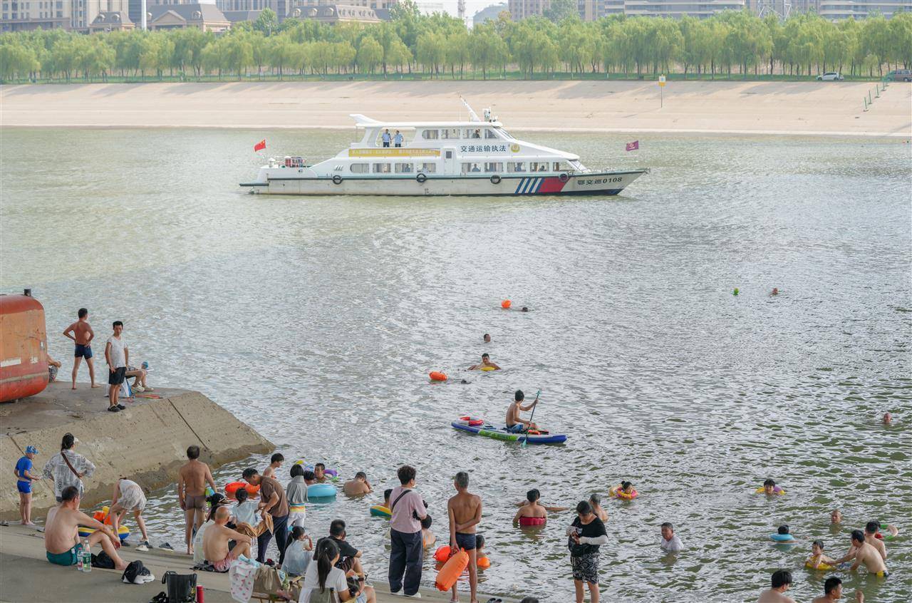 武汉多部门联合行动并提醒市民：远离两江通航水域<strong></p>
<p>BTC交易APP下载</strong>，莫让消暑变险情