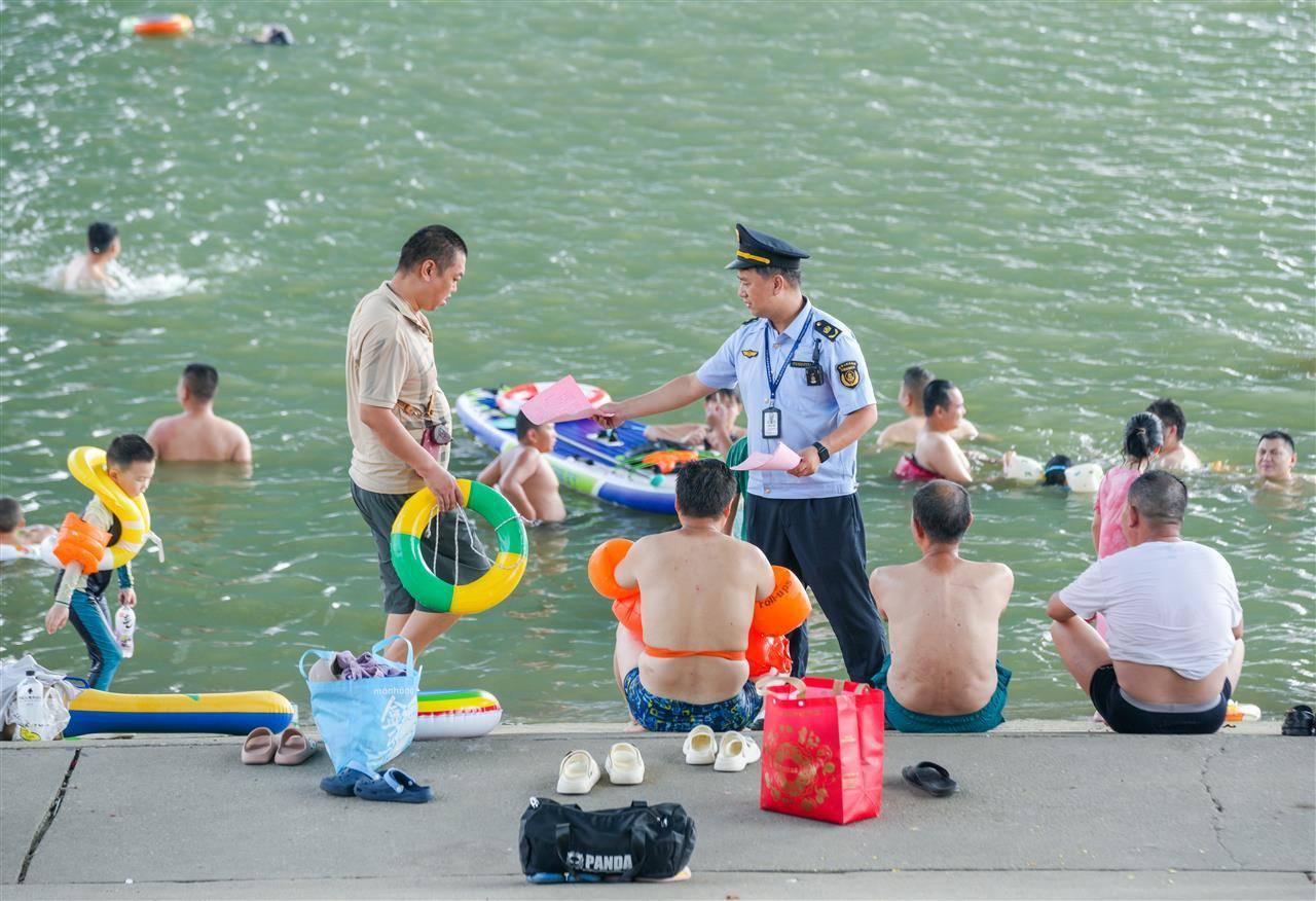 武汉多部门联合行动并提醒市民：远离两江通航水域<strong></p>
<p>BTC交易APP下载</strong>，莫让消暑变险情