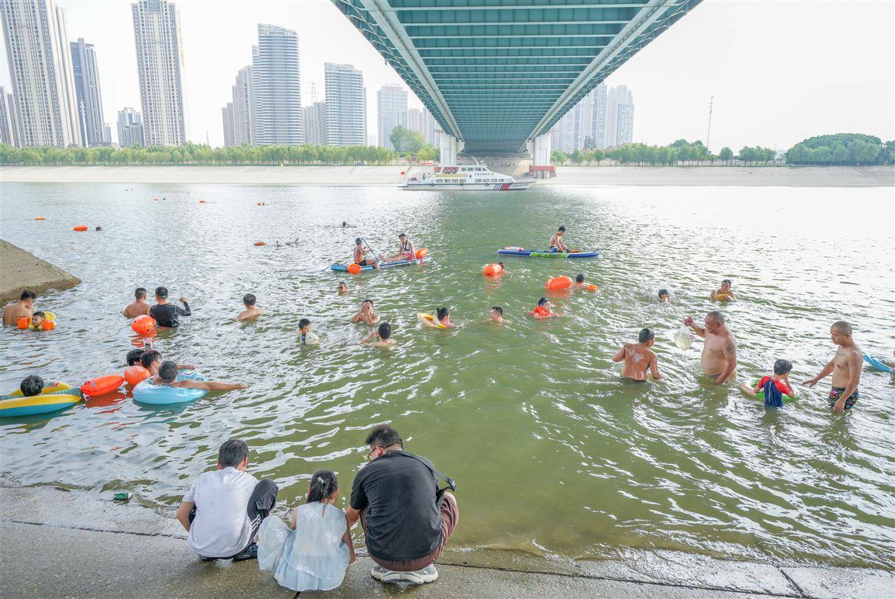 武汉多部门联合行动并提醒市民：远离两江通航水域<strong></p>
<p>BTC交易APP下载</strong>，莫让消暑变险情