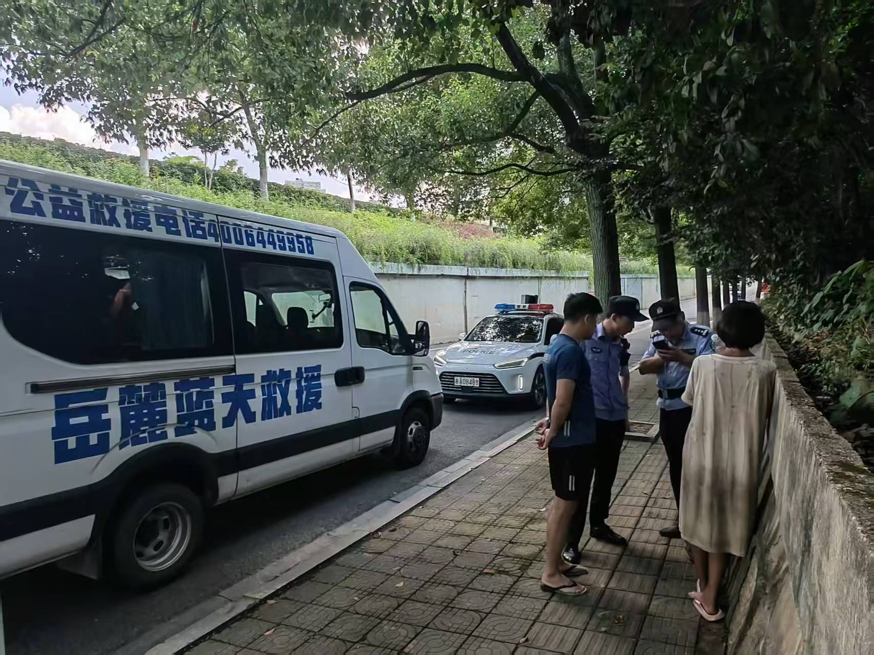 浑身脏兮兮借厕所还开冰箱门<strong></p>
<p>DOT交易APP下载</strong>，年轻女孩未带手机称要去云南，长沙岳麓蓝天联合警方救助