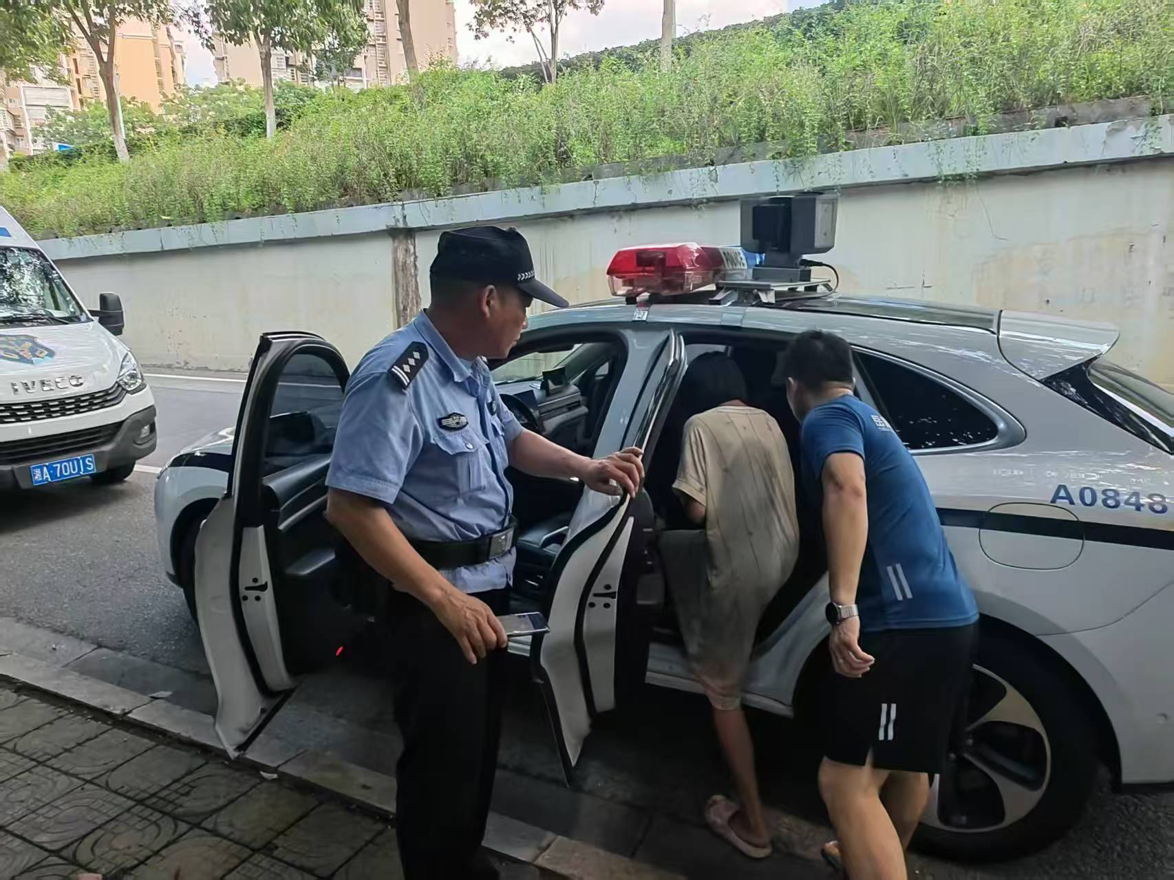 浑身脏兮兮借厕所还开冰箱门<strong></p>
<p>DOT交易APP下载</strong>，年轻女孩未带手机称要去云南，长沙岳麓蓝天联合警方救助