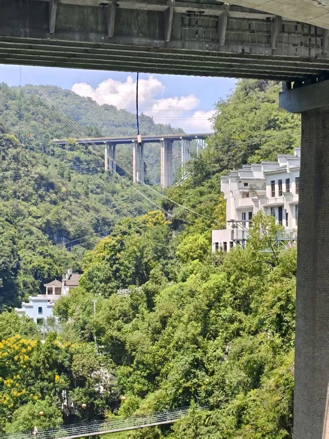 湖北宜昌一景区蹦极绳疑断开游客坠入水中<strong></p>
<p>比特现金交易APP下载</strong>，目击者称看到水里有血迹，当地：无生命危险