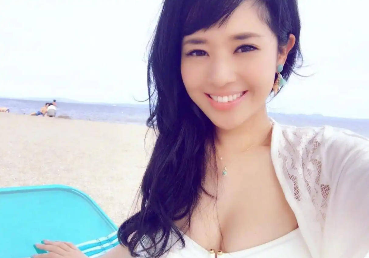 44岁苍井空惊艳亮相香港娱乐场所开幕式<strong></p>
<p>LTC交易APP下载</strong>，超深V礼服尽显魅力
