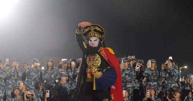兰州大学军训期间大一女生表演川剧吐火<strong></p>
<p>交易平台</strong>，校方：学生来自东北，因个人爱好自学