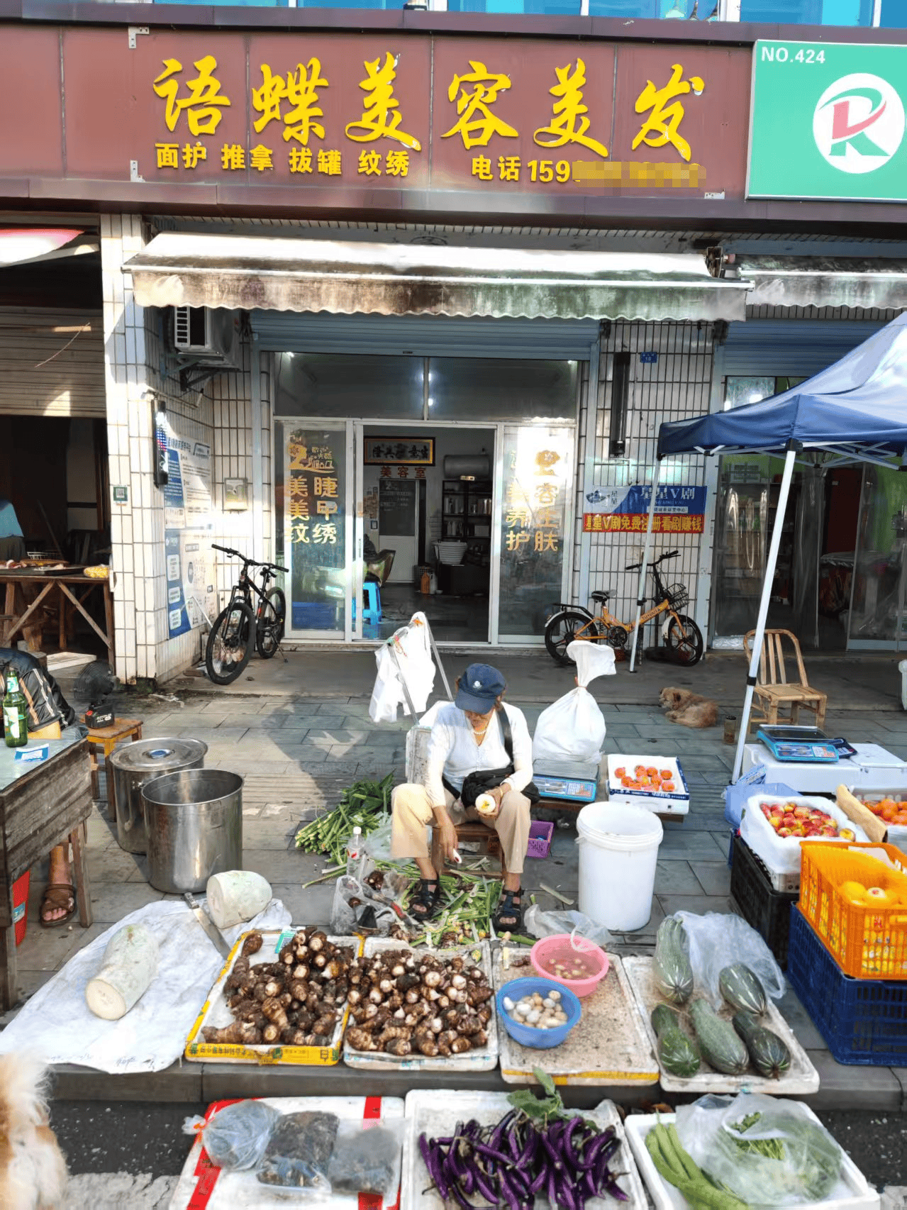 浙江一店主允许大妈门口摆摊<strong></p>
<p>BITOP交易所交易平台</strong>，时常被大妈“投喂”蔬果：每次收摊时，都打扫得干干净净
