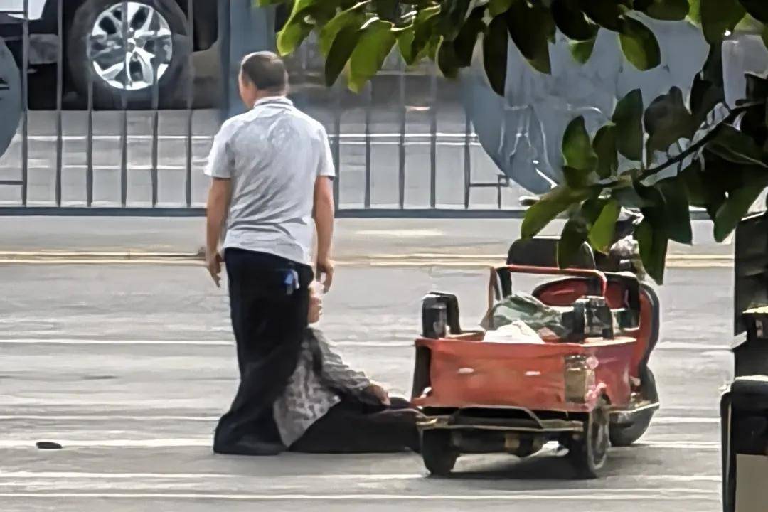 贵州省兴义监狱民警上班途中紧急施救<strong></p>
<p>BITOP交易所交易平台</strong>，摔倒老人转危为安！