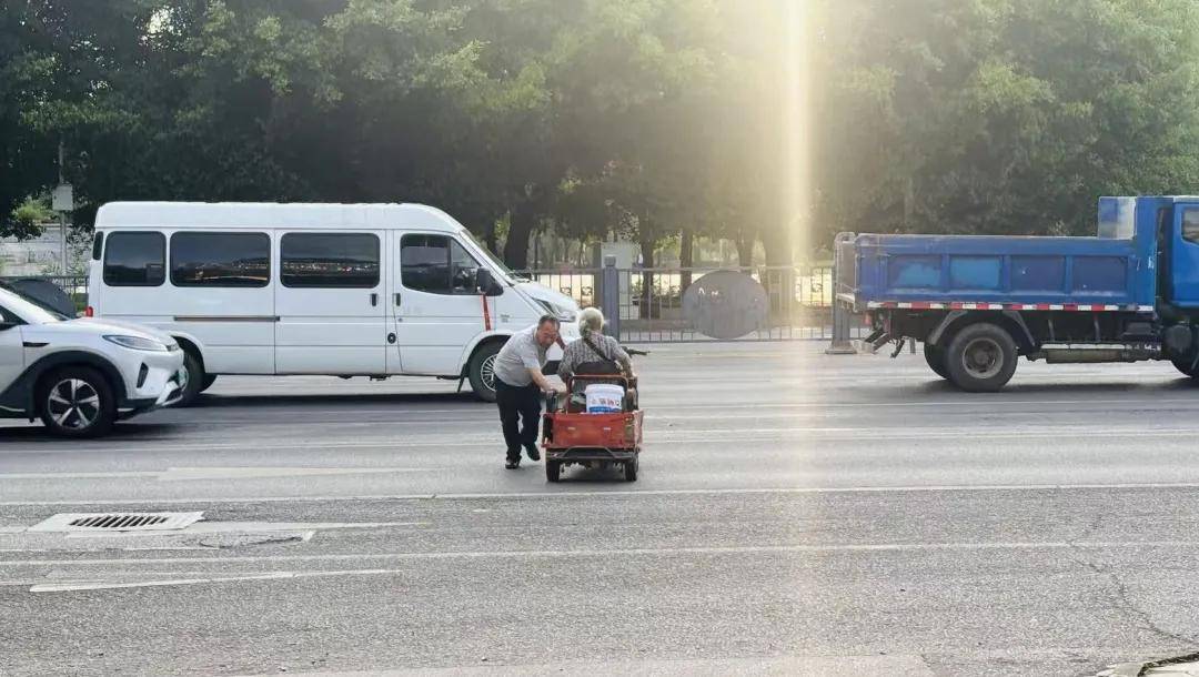 贵州省兴义监狱民警上班途中紧急施救<strong></p>
<p>BITOP交易所交易平台</strong>，摔倒老人转危为安！