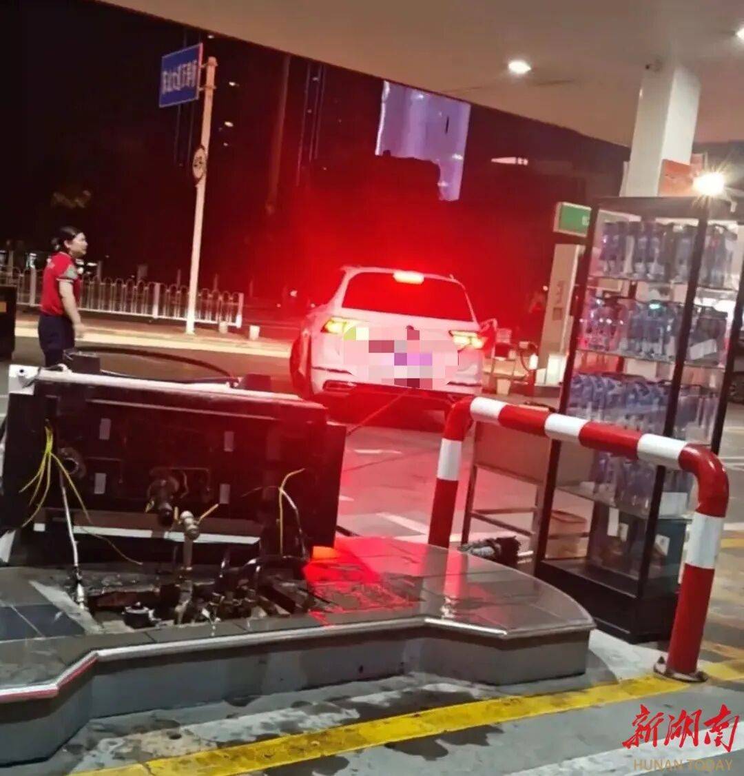 湖北一车主加完油忘拔加油枪开车就走<strong></p>
<p>比特币交易所交易平台</strong>，直接拽倒加油机，工作人员：幸好加油机的切断阀自动紧急关闭