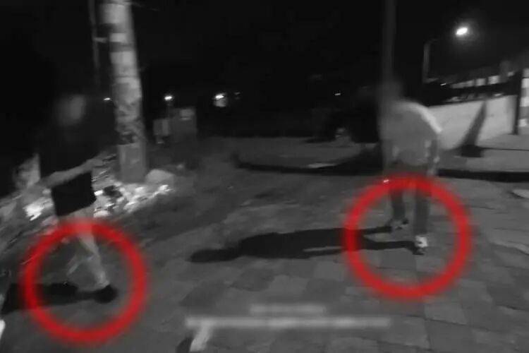 衣服都换了<strong></p>
<p>交易平台</strong>，却忘了换鞋子！上海警方：王某已被采取刑事强制措施