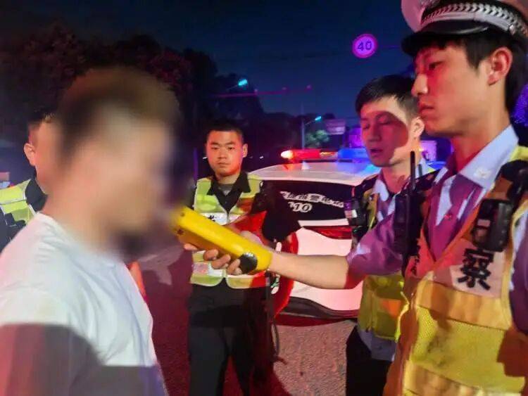 衣服都换了<strong></p>
<p>交易平台</strong>，却忘了换鞋子！上海警方：王某已被采取刑事强制措施