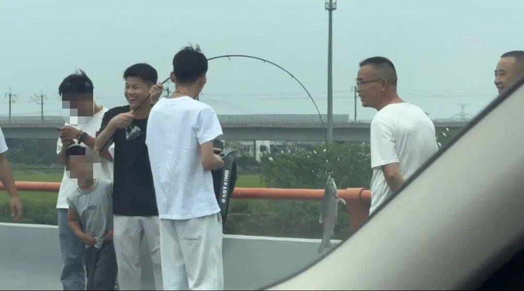 男子高速遇堵车下车钓鱼<strong></p>
<p>交易平台</strong>，首竿即中！开怀大笑：“鱼送路人了”