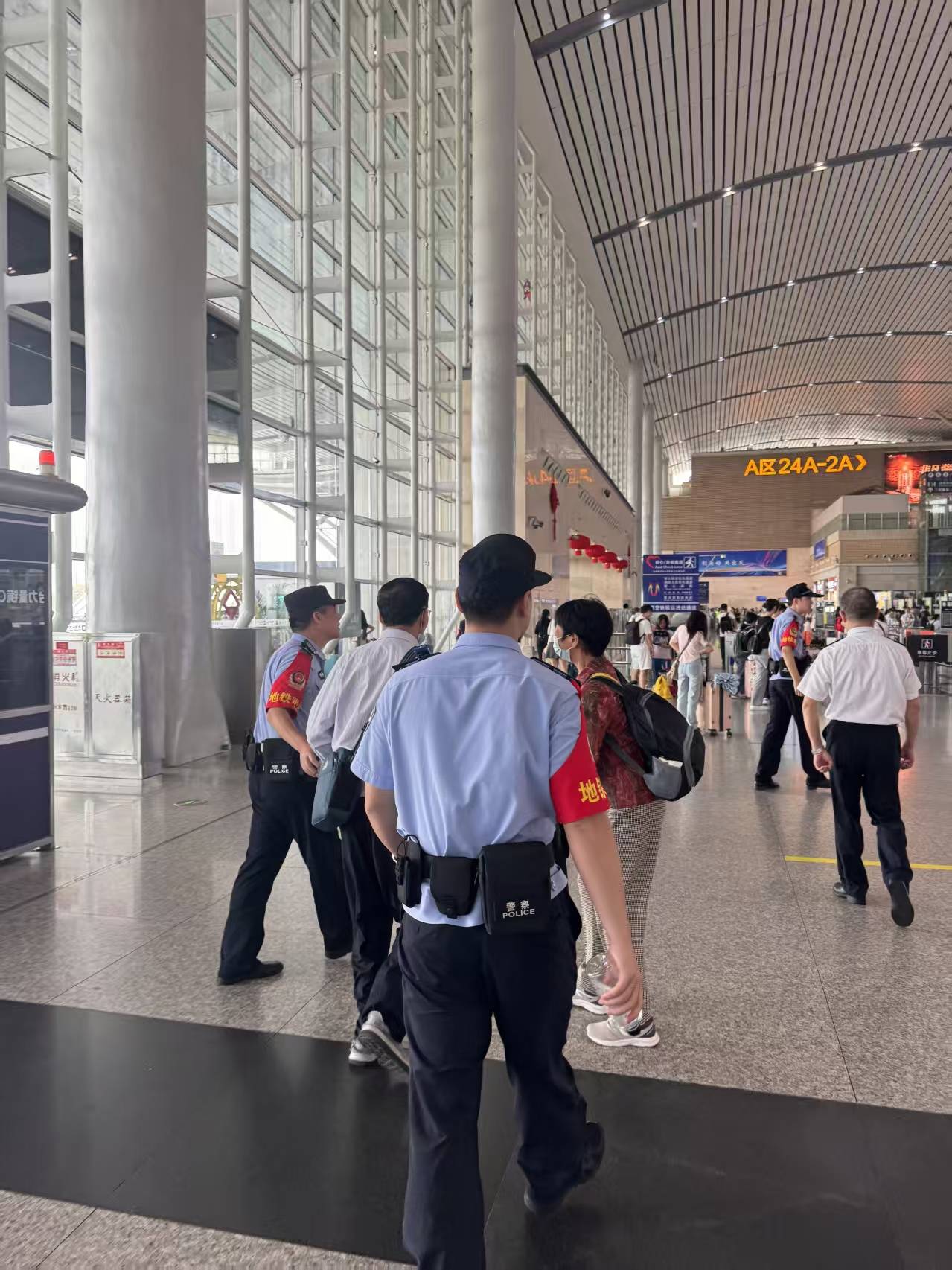 离高铁发车仅剩半小时！长沙民警接到一对海南老年夫妻求助<strong></p>
<p>XRP</strong>，一路护送其顺利进站