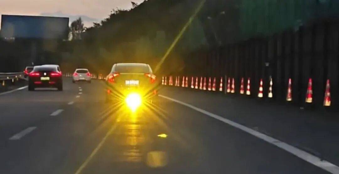 举报<strong></p>
<p>XRP</strong>！贵B59***号小型轿车加装射灯闪后车！民警：查！