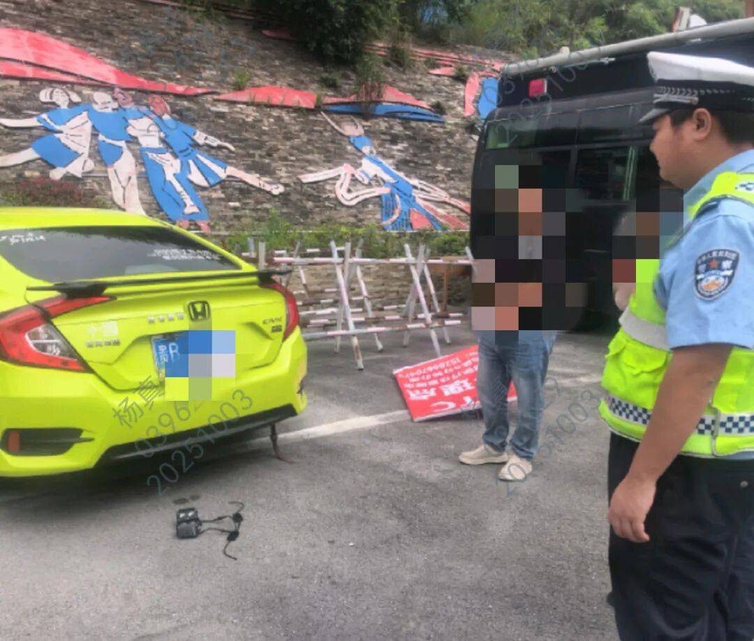 举报<strong></p>
<p>XRP</strong>！贵B59***号小型轿车加装射灯闪后车！民警：查！