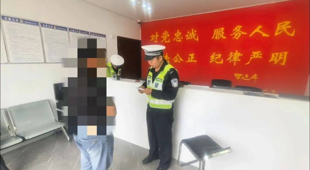举报<strong></p>
<p>XRP</strong>！贵B59***号小型轿车加装射灯闪后车！民警：查！