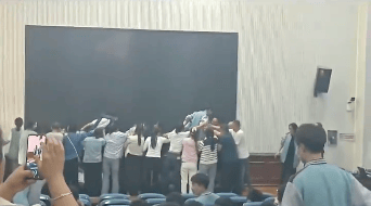家长跪地被学生轮流踩踏<strong></p>
<p>XRP交易平台</strong>，校方凌晨道歉