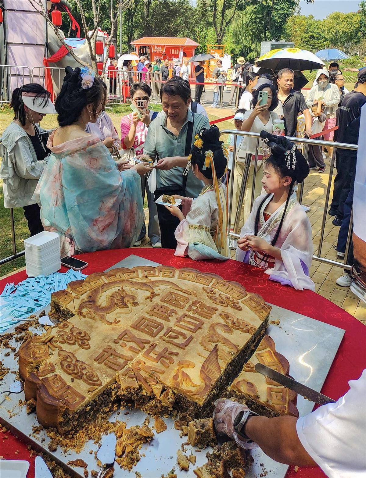 重388斤<strong></p>
<p>XRP交易平台</strong>！500人排队挑战超级大月饼
