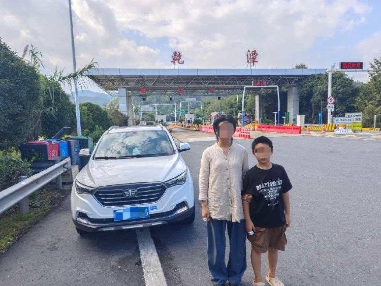 离谱！妈妈让儿子高速下车路边方便<strong></p>
<p>XRP交易平台</strong>，解决完后跟随车流跑回来找她